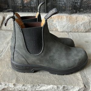 Blundstone Women’s Chelsea Boots in Size 7 (Au Size 4) in Rustic Black